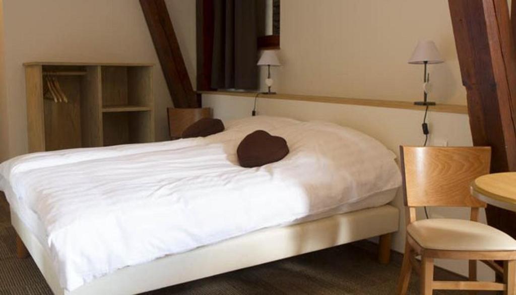 Postel nebo postele na pokoji v ubytování La Griffe à Foin au Restaurant raisin D'or