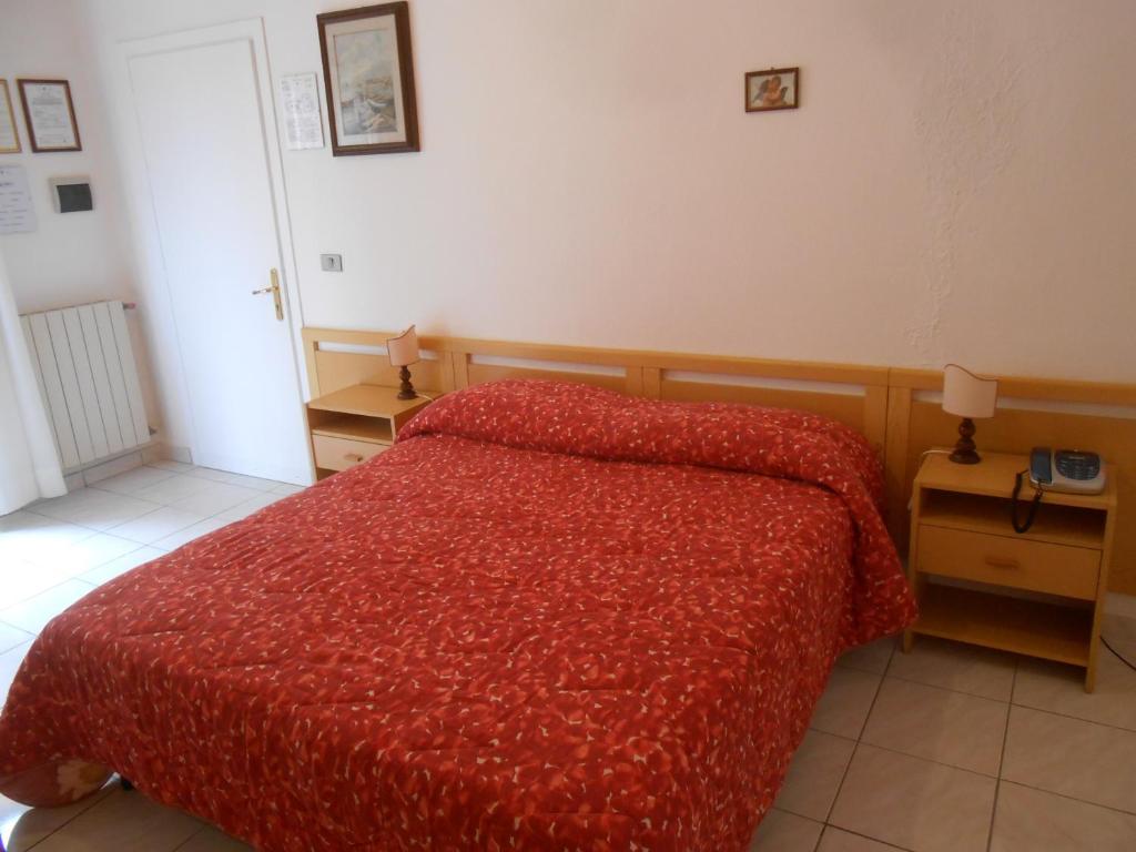 Postel nebo postele na pokoji v ubytování PENSIONE VERDE LUNA