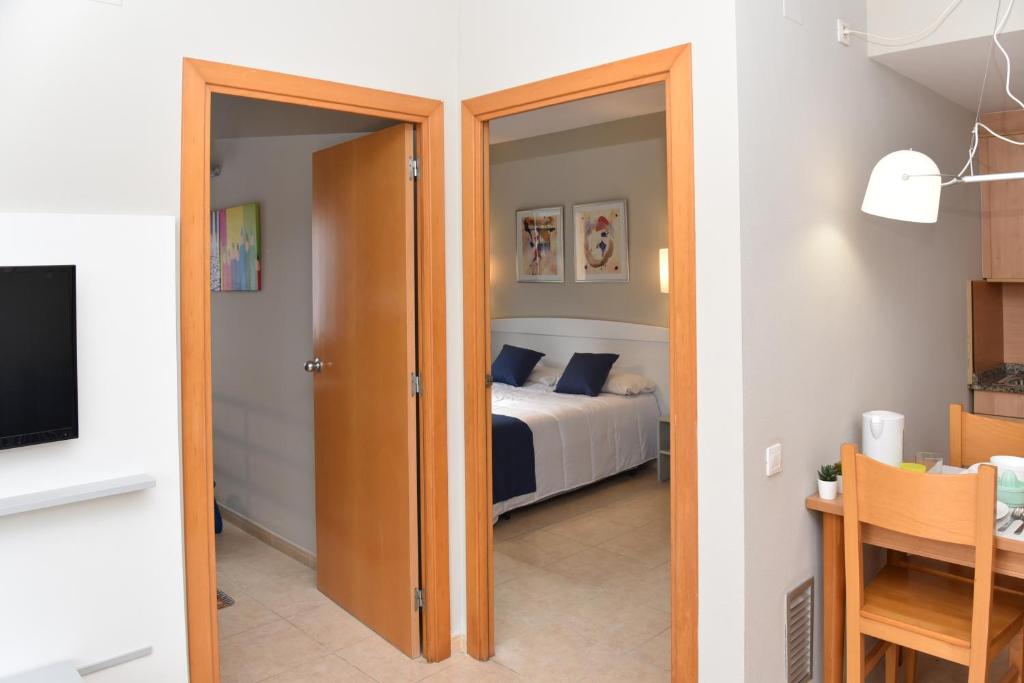 Postel nebo postele na pokoji v ubytování Aparthotel SunClub Salou