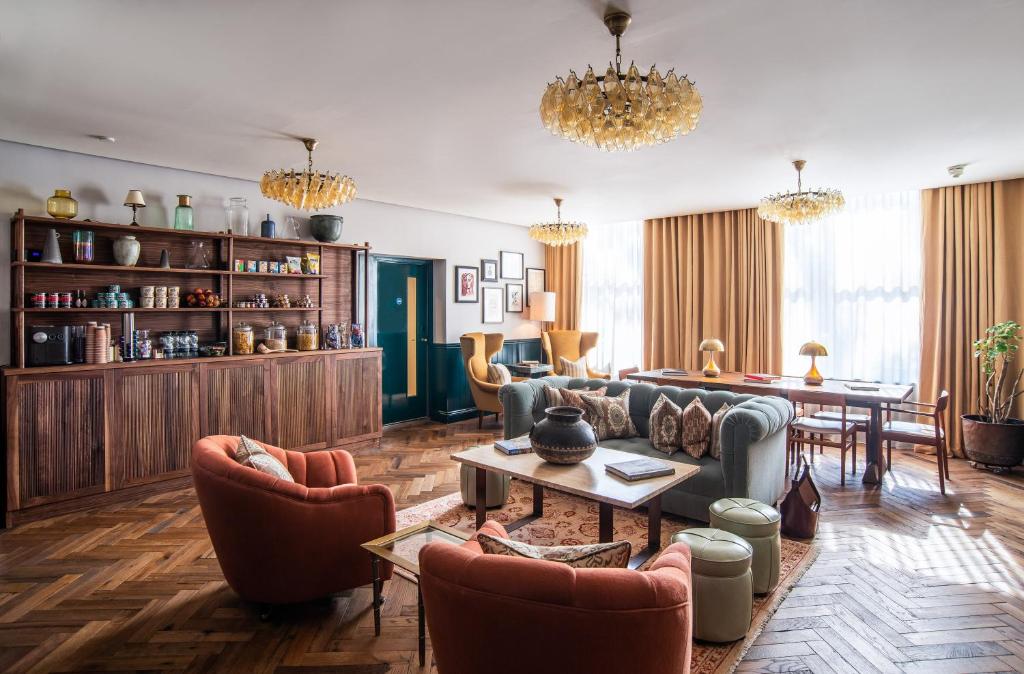 نيتيف هايد بارك في لندن: غرفة معيشة بها كنب وكراسي وطاولة