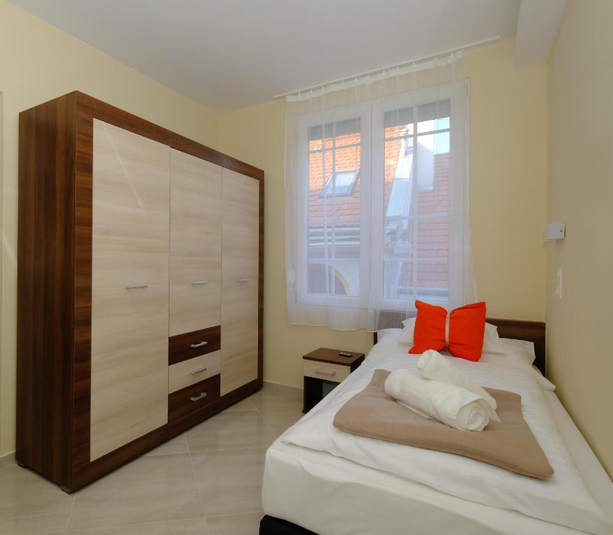 Łóżko lub łóżka w pokoju w obiekcie Mária Apartman Pécs