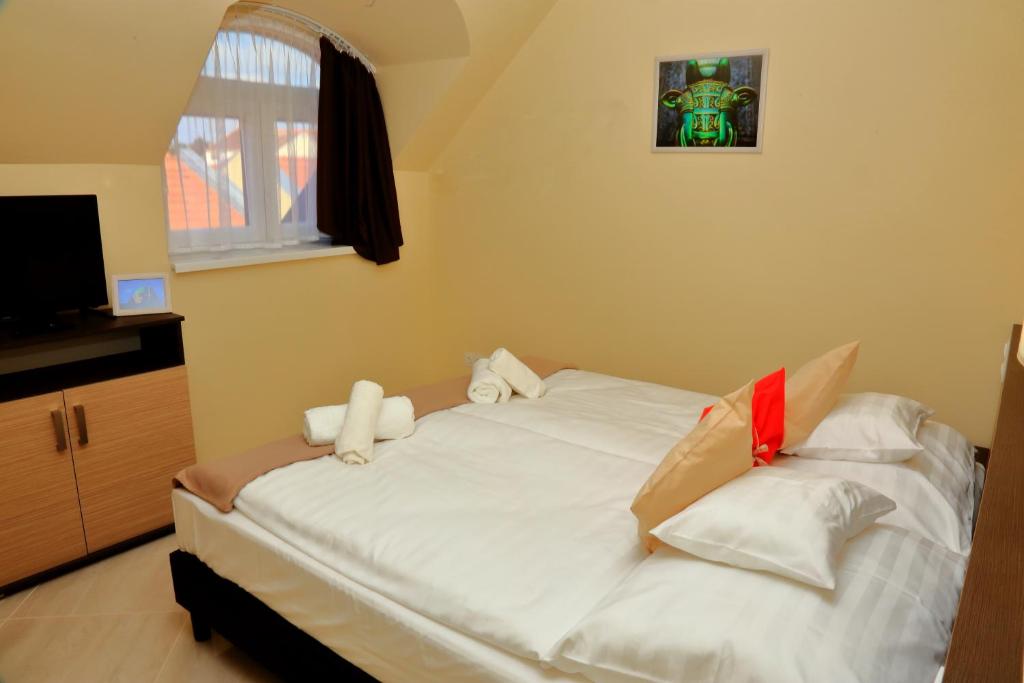 Łóżko lub łóżka w pokoju w obiekcie Mária Apartman Pécs