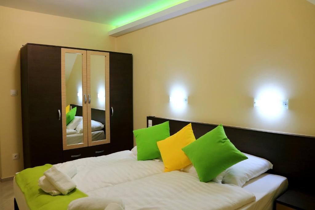 Łóżko lub łóżka w pokoju w obiekcie Mária Apartman Pécs