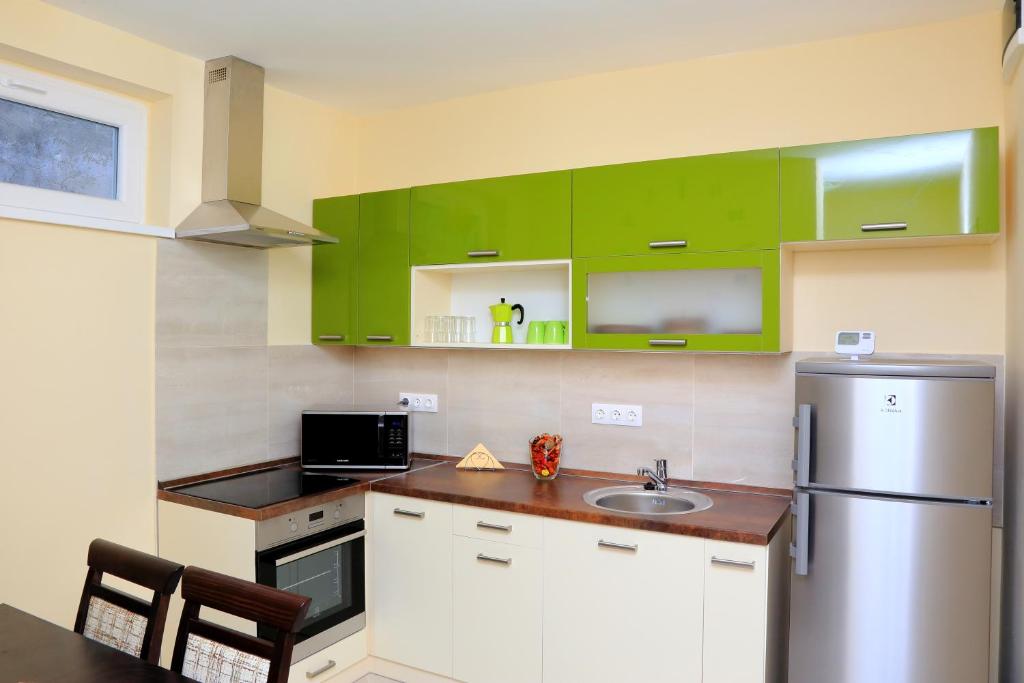 Kuchnia lub aneks kuchenny w obiekcie Mária Apartman Pécs