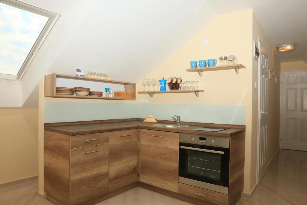 Kuchnia lub aneks kuchenny w obiekcie Mária Apartman Pécs