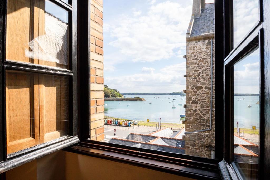 - une fenêtre offrant une vue sur l'eau depuis un bâtiment dans l'établissement Le Corsaire de Solidor, à Saint-Malo