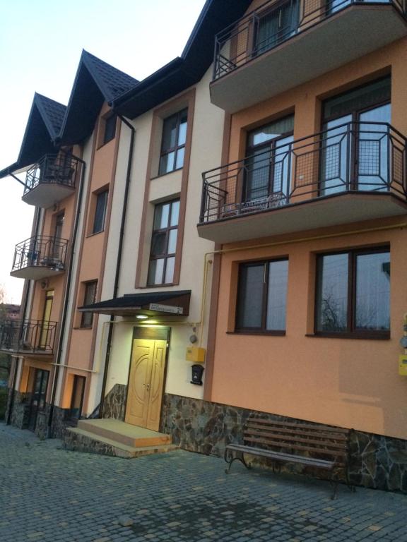 een gebouw met een gele deur op een straat bij Апартаменти з балконом студія без окремої спальні in Truskavets