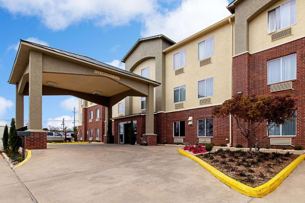 un edificio con un estacionamiento delante de él en Comfort Inn & Suites and Suites Fredericksburg, en Fredericksburg