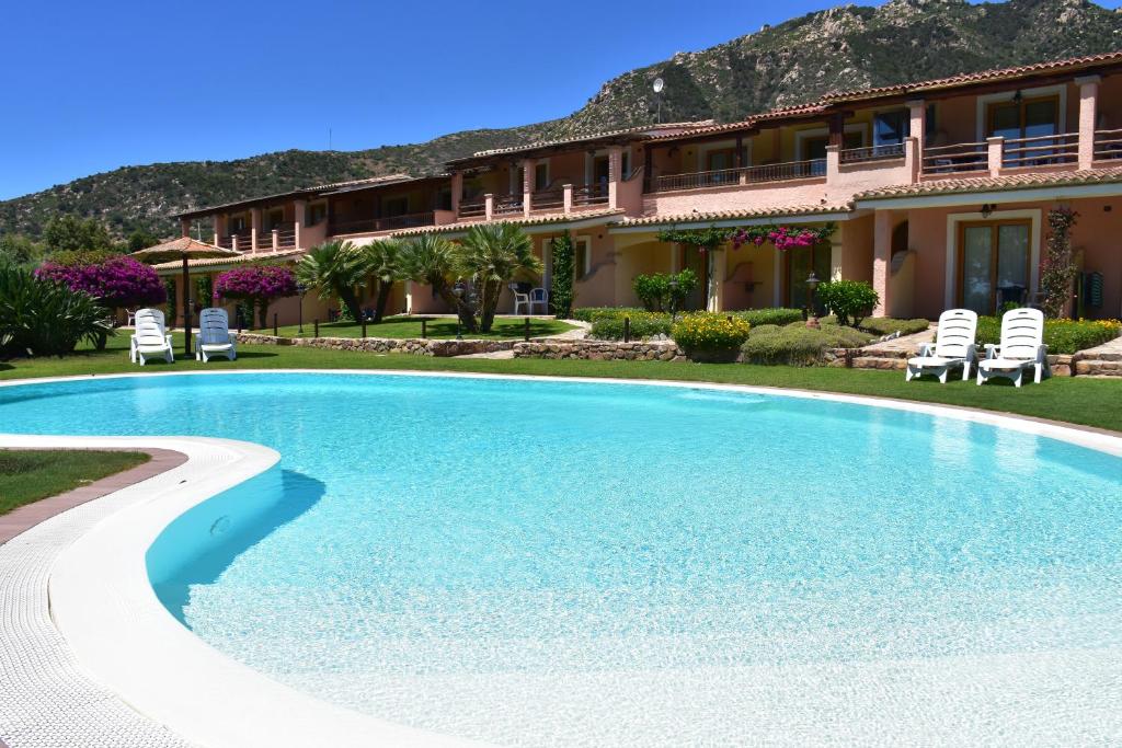 Bazén v ubytování Hotel Su Giganti nebo v jeho okolí