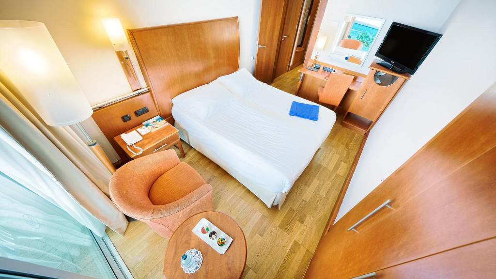 an overhead view of a bedroom with a bed and a chair at Bull Reina Isabel & SPA in Las Palmas de Gran Canaria