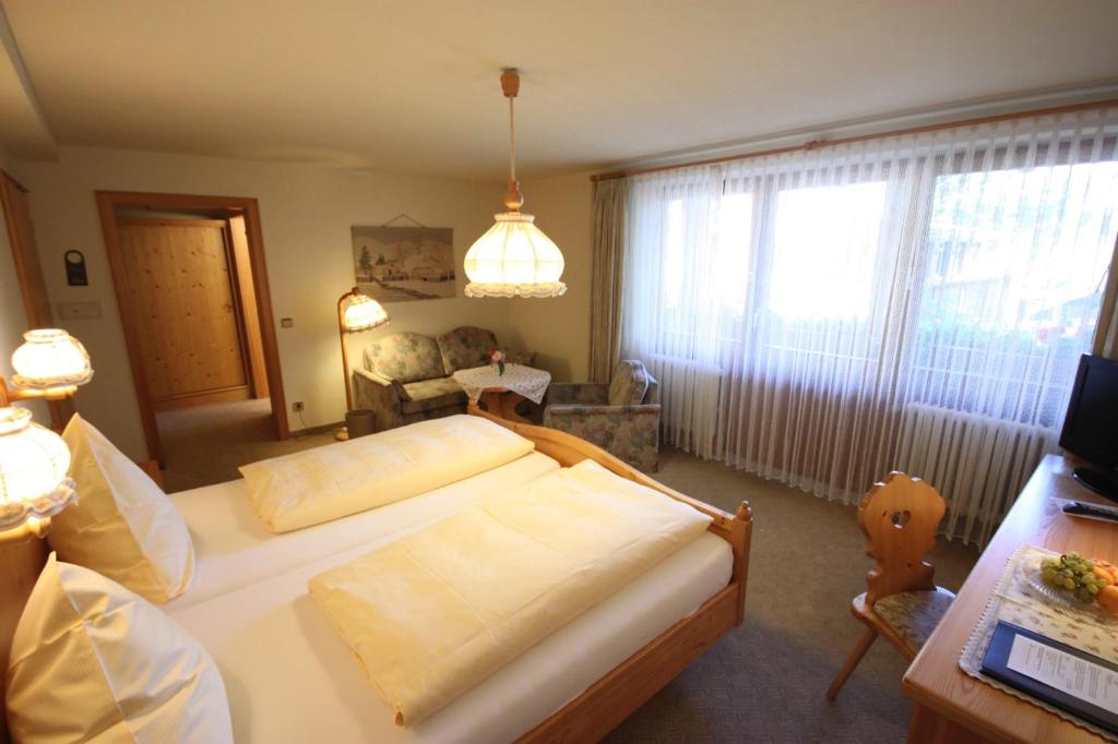 Postel nebo postele na pokoji v ubytování IMbery Hotel & Restaurant Hinterzarten