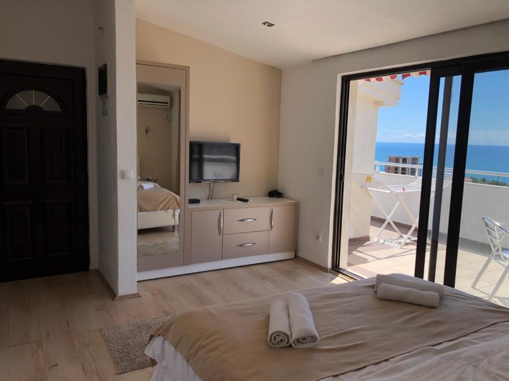 Postel nebo postele na pokoji v ubytování Days Inn Apartments