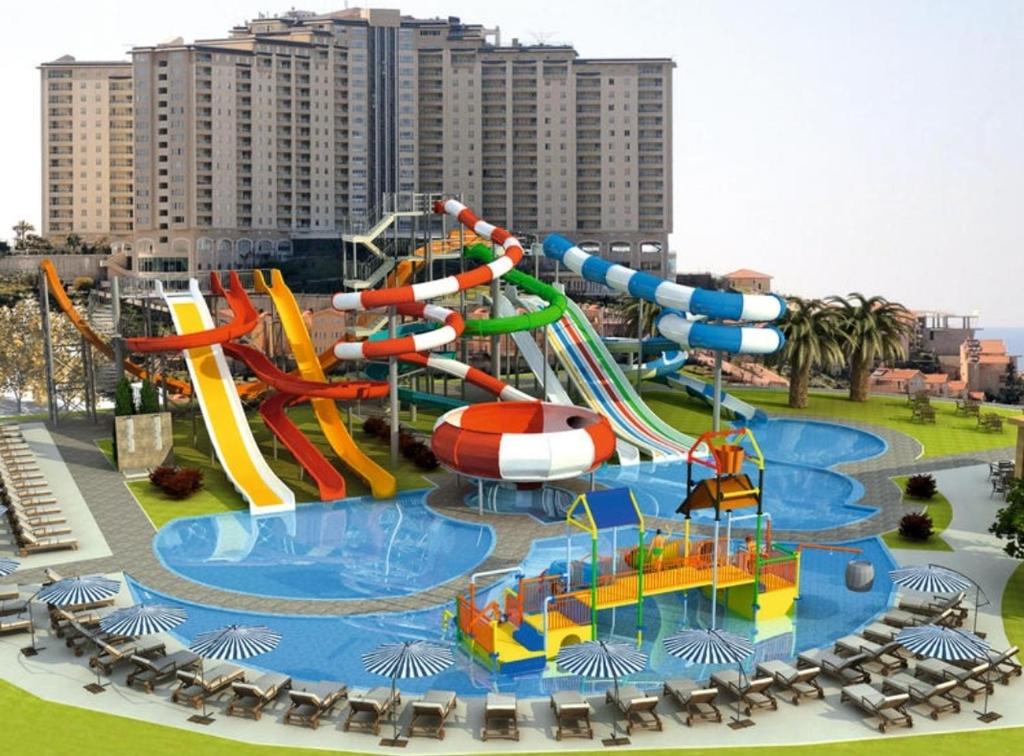 een groot waterpark met een waterglijbaan bij ALANYA GOLD CİTY in Alanya