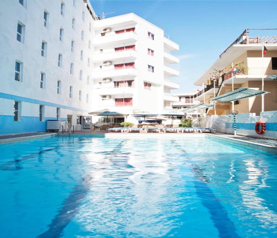 una piscina frente a un edificio en Helena Hotel en Rodas