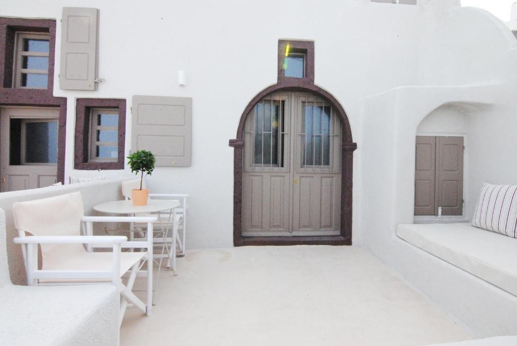 A seating area at White Grape Suites