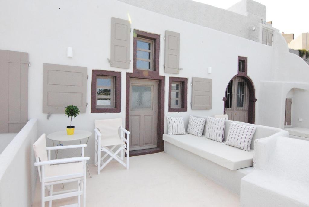 A seating area at White Grape Suites
