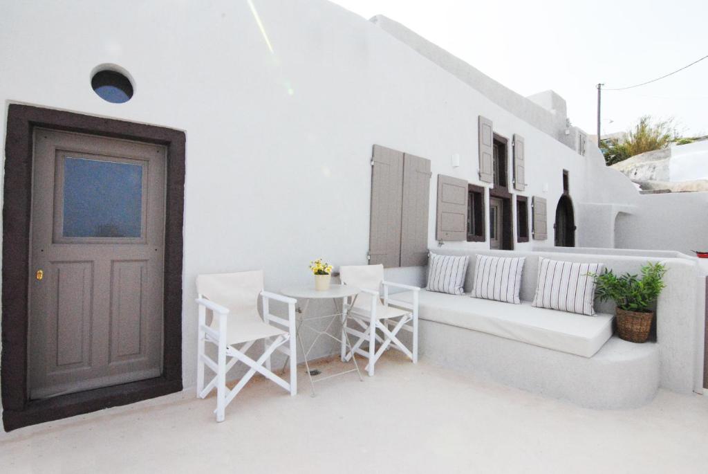 A seating area at White Grape Suites
