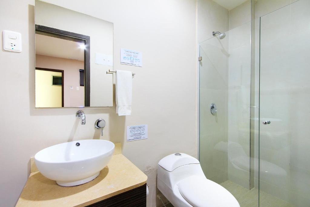 een badkamer met een witte wastafel en een douche bij Ribai Hotels Santa Marta in Santa Marta