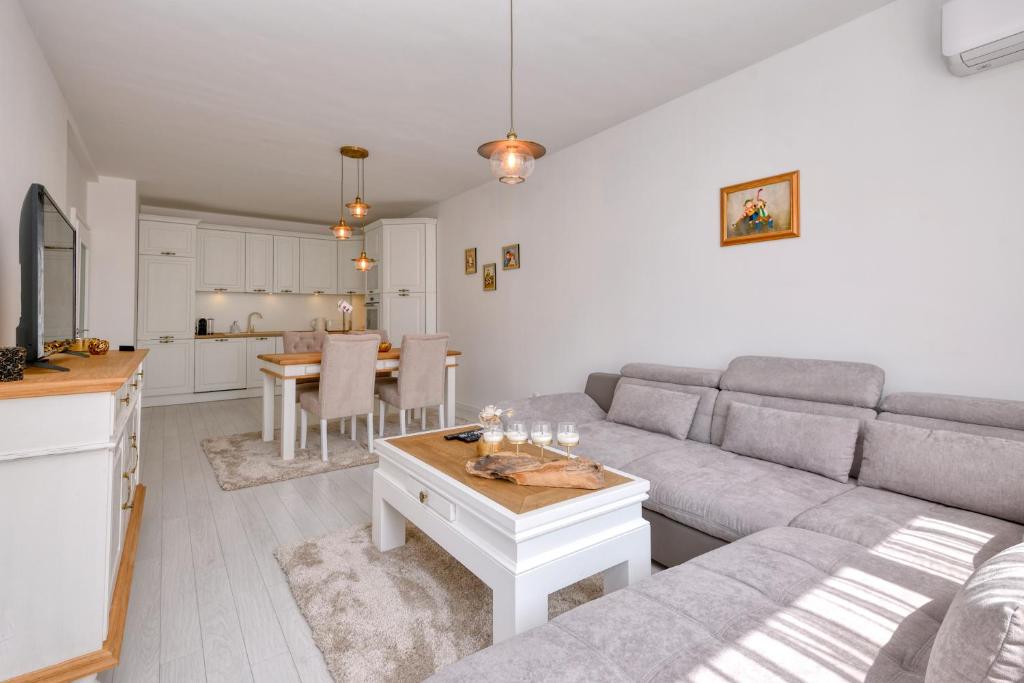 ein Wohnzimmer mit einem Sofa und einem Tisch in der Unterkunft Apartment Grand Karavel Centre in Warna