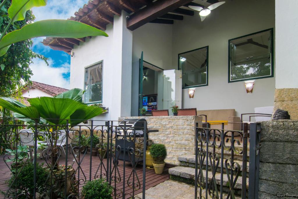 une maison avec une porte devant elle dans l'établissement Casa Condominio Piccola Paraty, à Parati