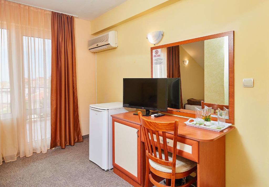 A television and/or entertainment centre at Peneka Hotel