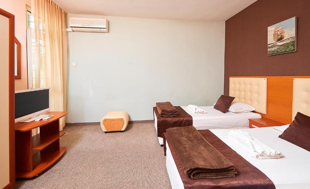 A television and/or entertainment centre at Peneka Hotel