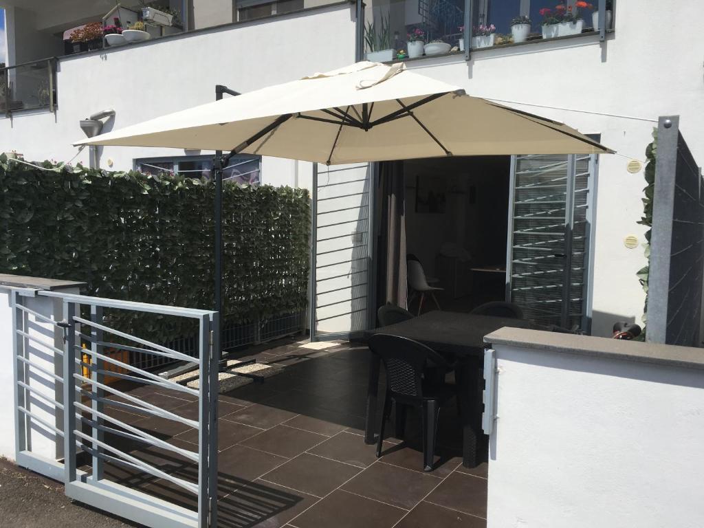 patio con tavolo e ombrellone di Relax House a Nizza di Sicilia