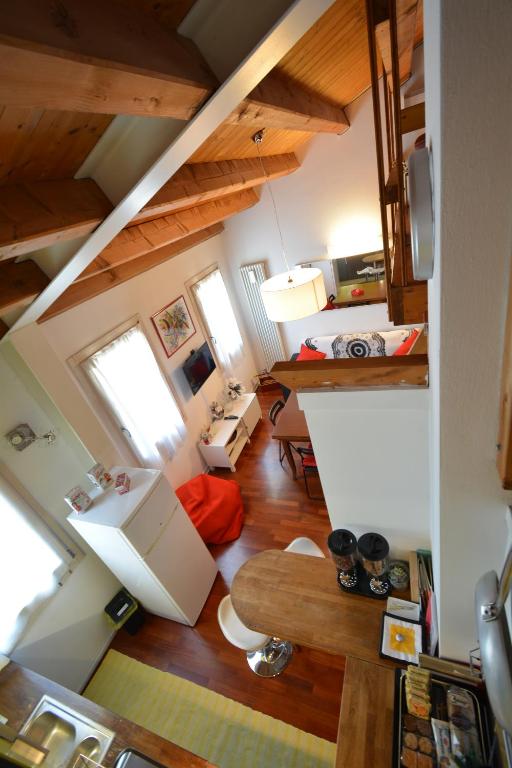 ヴィチェンツァにあるCasa vacanze Chez la Reine - holiday home Vicenzaのキッチン、リビングルームが備わります。