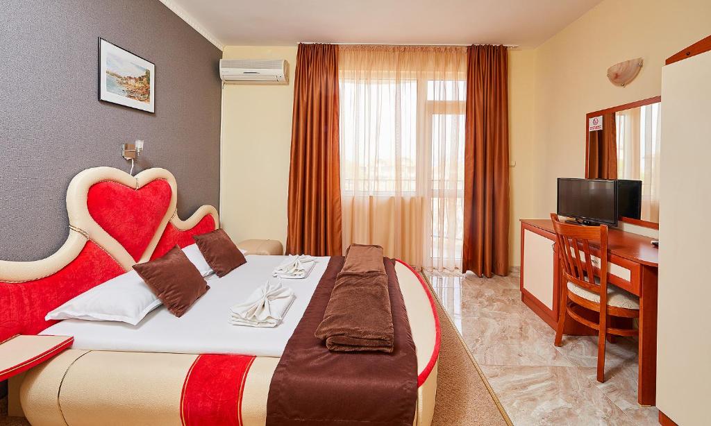 A bed or beds in a room at Peneka Hotel