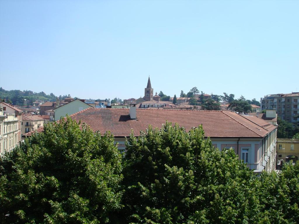 Nespecifikovaný výhled na destinaci Acqui Terme nebo výhled na město při pohledu z hotelu