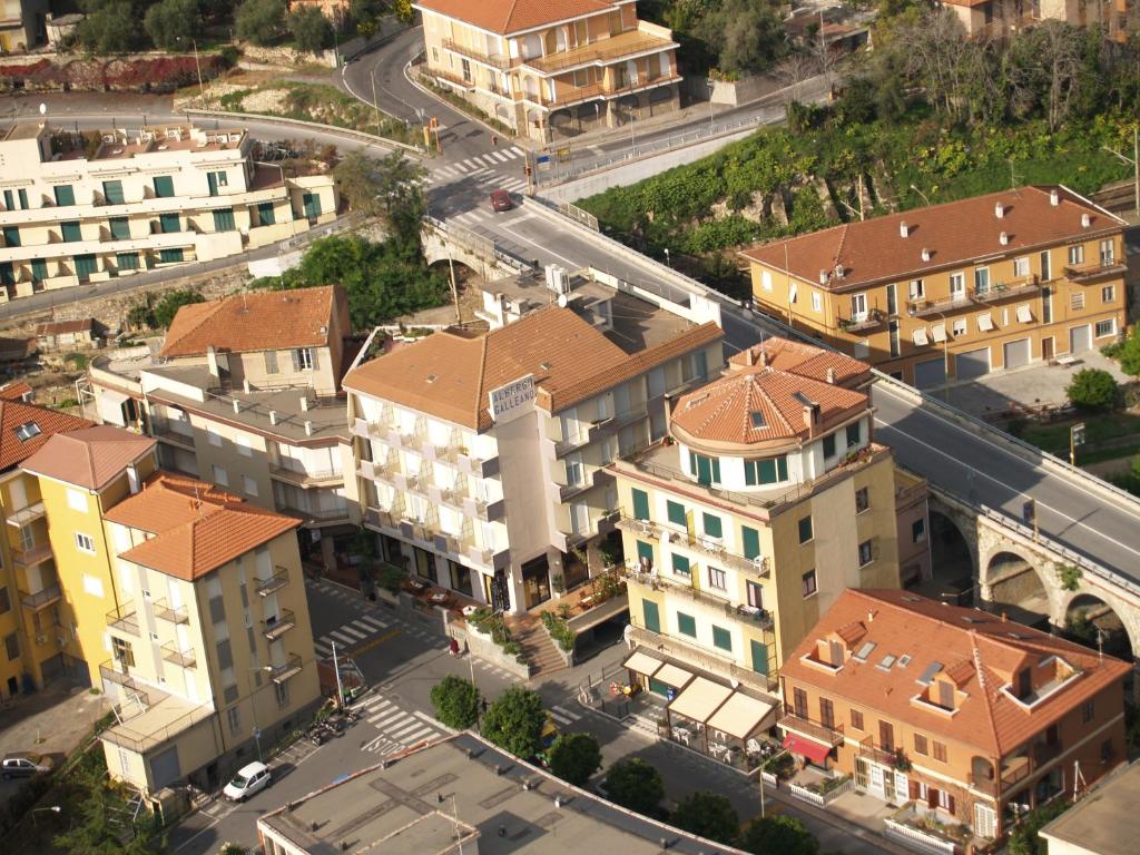 una vista aérea de una ciudad con edificios en Hotel Galleano, en Andora