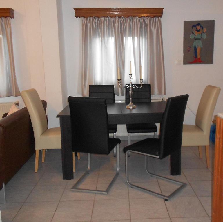 A seating area at Ferienhaus KALI BEACH Chalkidiki
