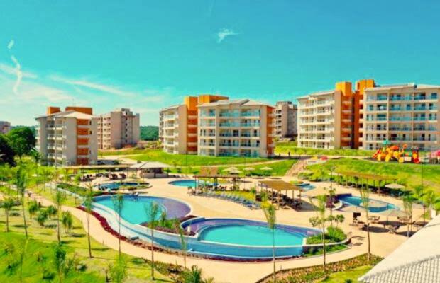 um resort com duas piscinas e alguns edifícios em ILHAS DO LAGO ECO RESORT em Caldas Novas