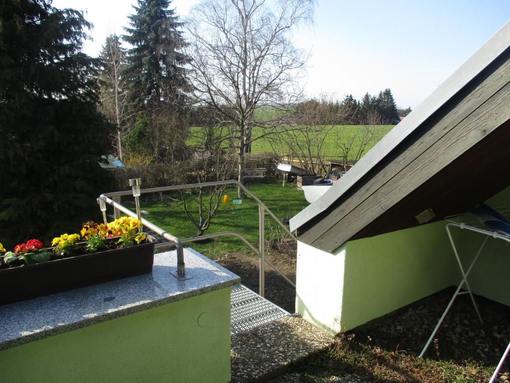 una caja de flores en el techo de una casa en Mönchswalder Blick en Großpostwitz