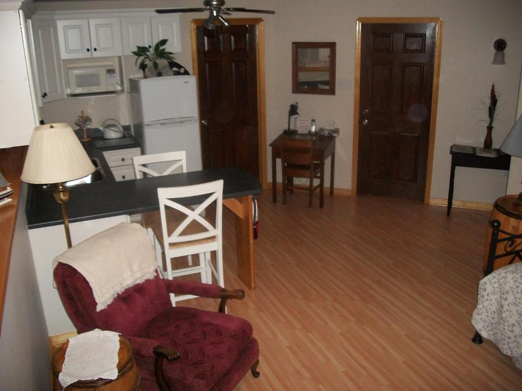 eine Küche und ein Wohnzimmer mit einem Tisch und Stühlen in der Unterkunft Sal's Bed and Breakfast by the Sea in Herring Cove