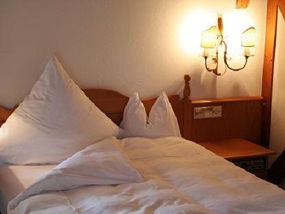 Postel nebo postele na pokoji v ubytování Hotel zur Krone