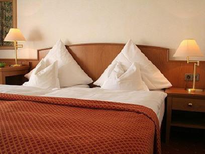 Postel nebo postele na pokoji v ubytování Hotel zur Krone