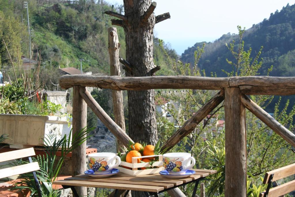 - une table en bois avec un bol de fruits dans l'établissement Casa Sclavo, à Tramonti