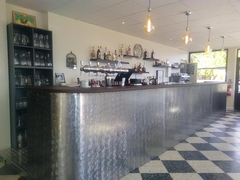 um bar de metal num restaurante com piso xadrez em Terrasses de l'Aven em Orgnac-lʼAven