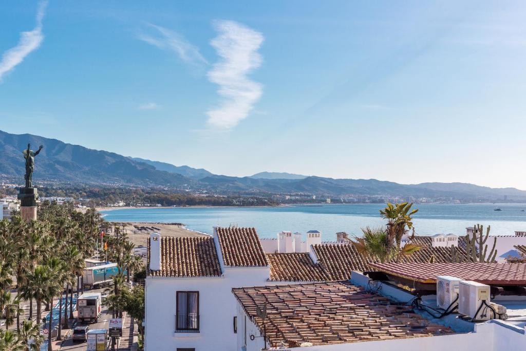 vistas al océano desde una ciudad con edificios en Sea View Puerto Banús Apt SAUNA + PARKING - RDR165, en Marbella