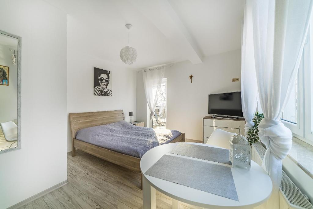 1 dormitorio con 1 cama y 1 mesa en una habitación en Pokoje Gościnne Dominika, en Jastarnia
