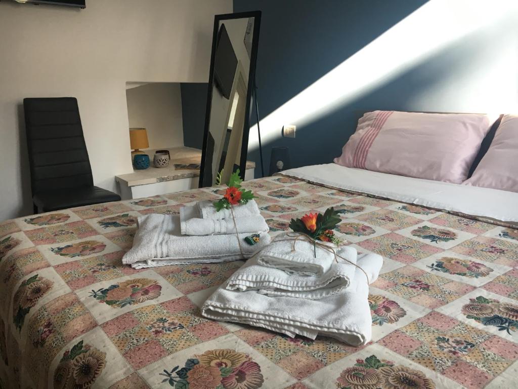 um quarto com uma cama com toalhas em Dimora Don Francesco em Alberobello