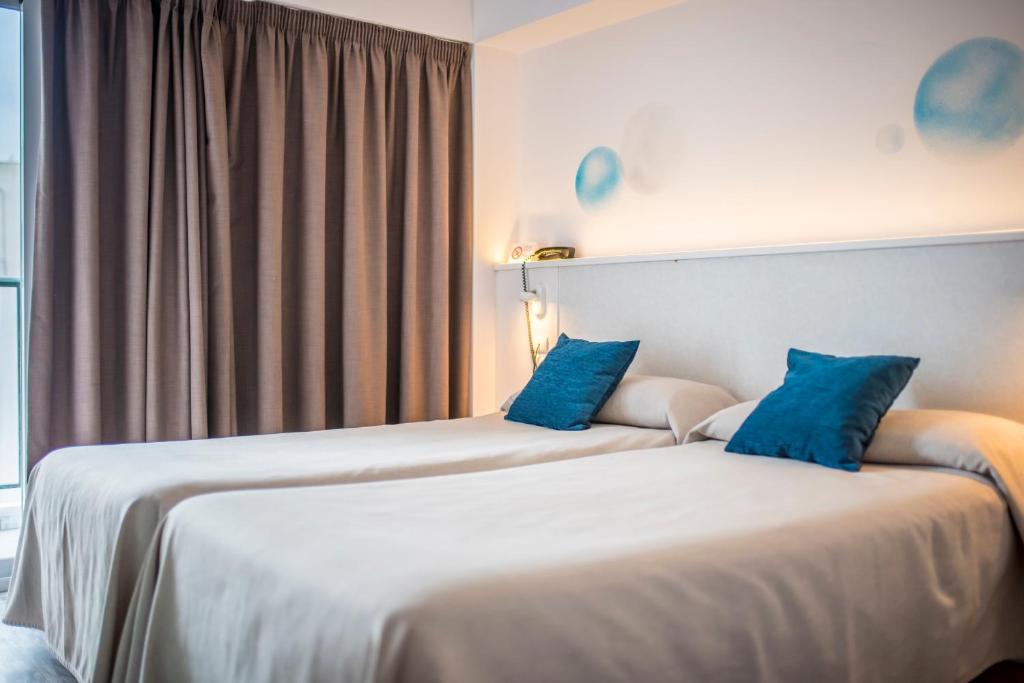 Een bed of bedden in een kamer bij Hotel Tarba