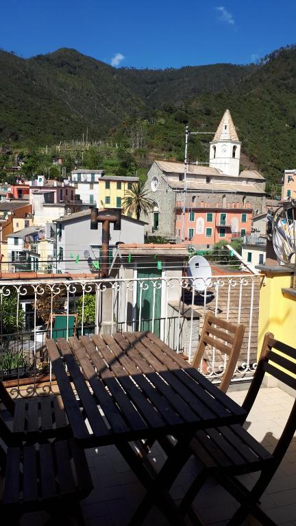a wooden chair sitting on top of a roof at Casa Elsa in Corniglia