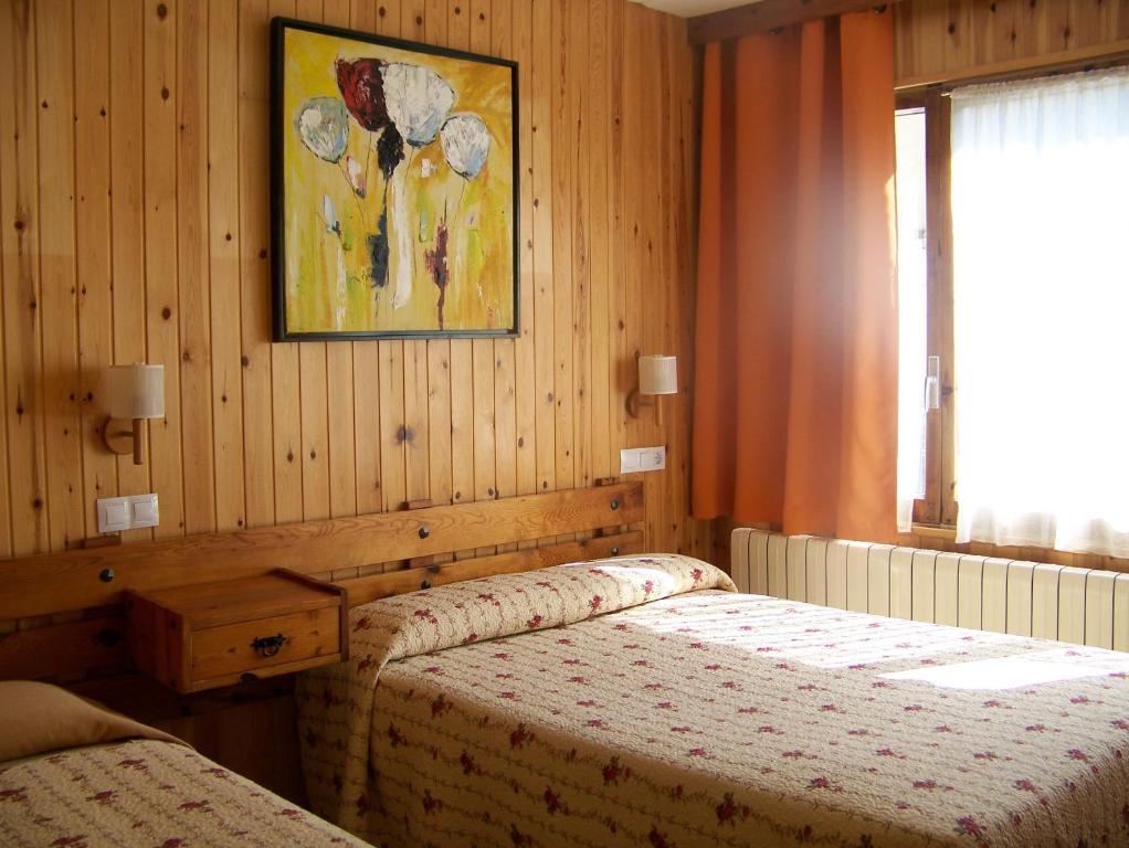 Llit o llits en una habitació de Hotel Prats