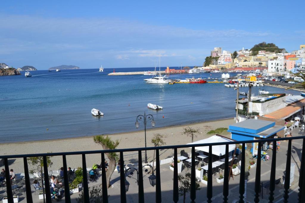 vistas a un puerto con barcos en el agua en Maridea - Appartamenti Via Dante, en Ponza