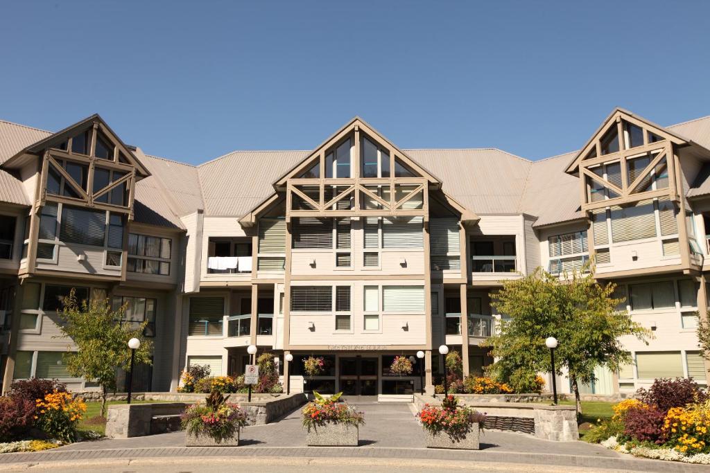 um prédio de apartamentos com flores em frente em Greystone Lodge em Whistler