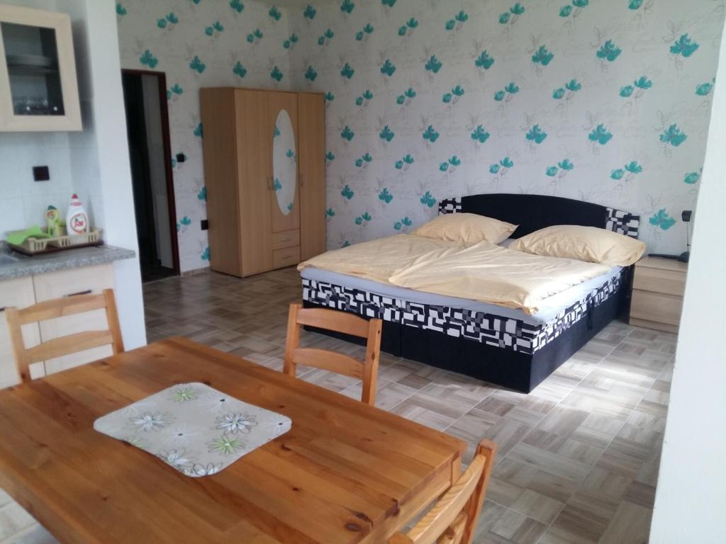 Łóżko lub łóżka w pokoju w obiekcie Penzion Jungmannova