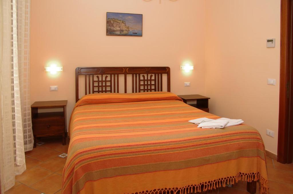 Postel nebo postele na pokoji v ubytování DolceVitaSorrento Guest House