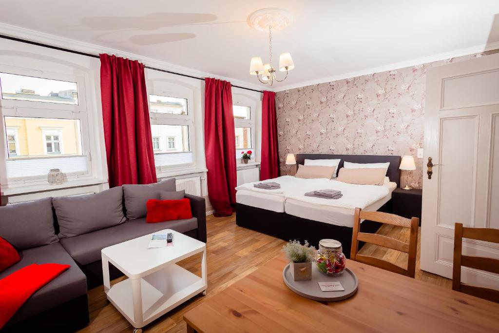 ein Wohnzimmer mit einem Sofa und einem Bett in der Unterkunft Ferienwohnung Gründerhaus in Brandenburg an der Havel